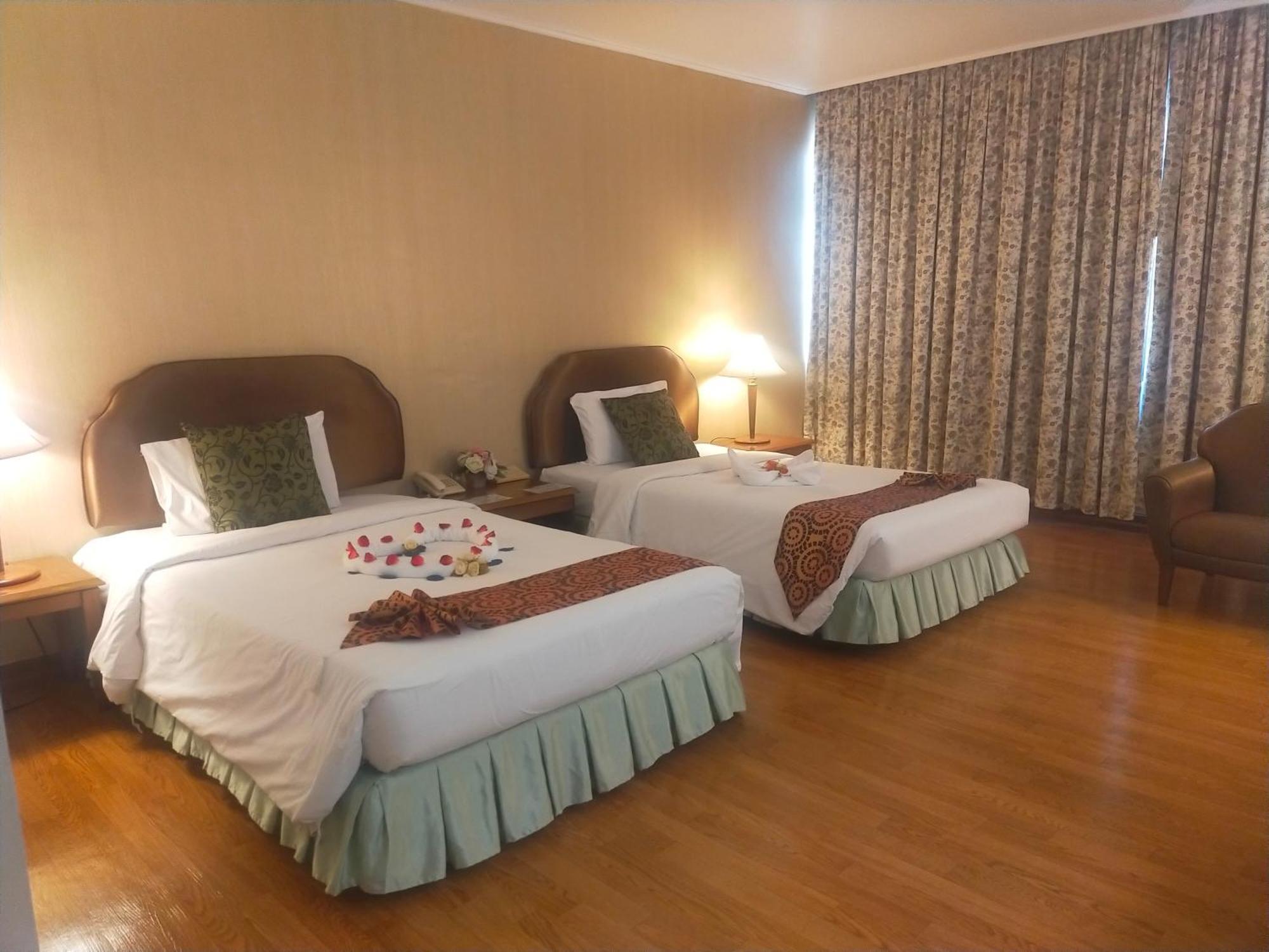 Thumrin Thana Hotel Trang Buitenkant foto