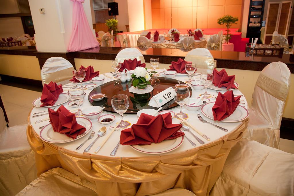 Thumrin Thana Hotel Trang Buitenkant foto