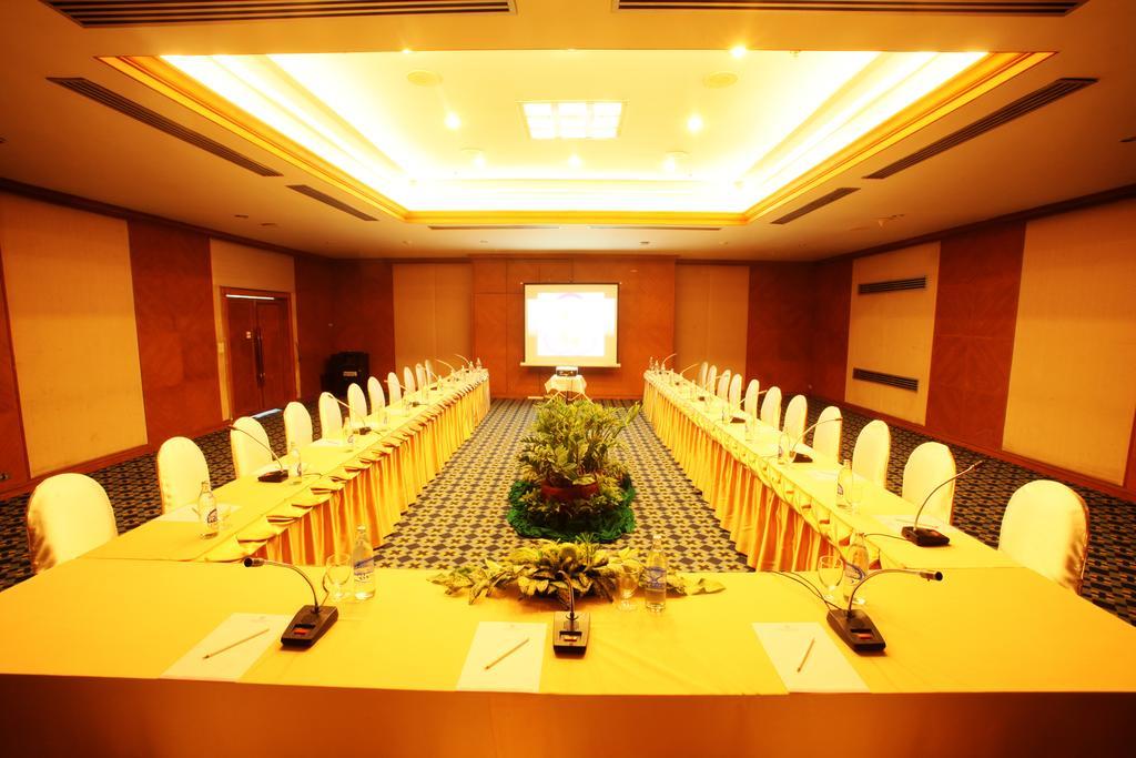 Thumrin Thana Hotel Trang Buitenkant foto