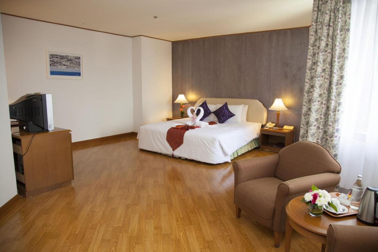 Thumrin Thana Hotel Trang Buitenkant foto